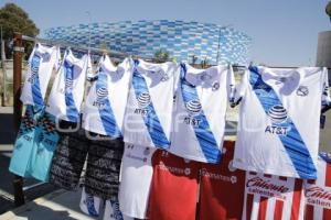 FÚTBOL . COMERCIANTES AMBULANTES