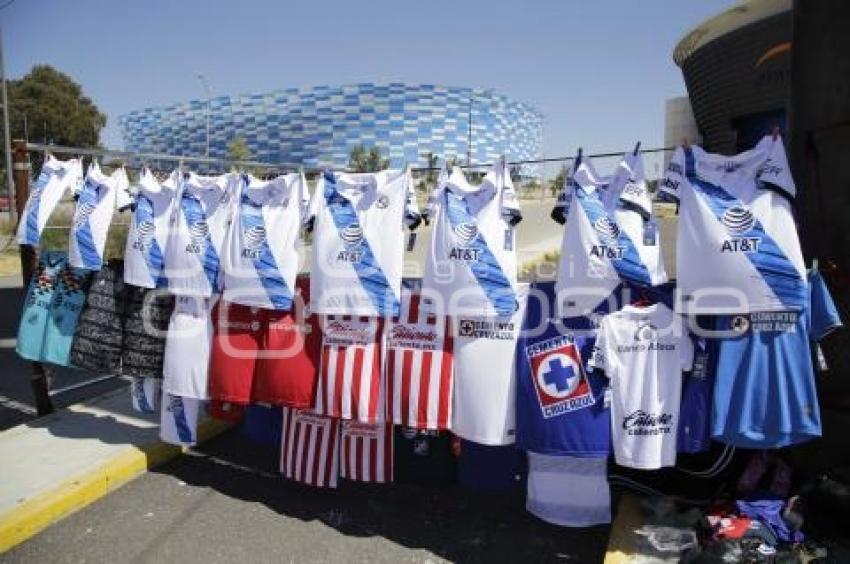 FÚTBOL . COMERCIANTES AMBULANTES