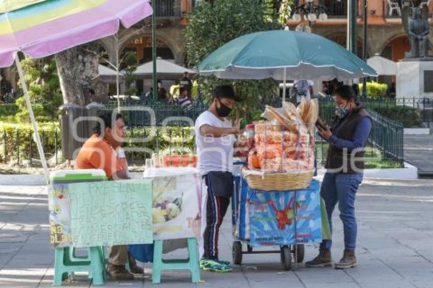 ZÓCALO . VENDEDORES AMBULANTES