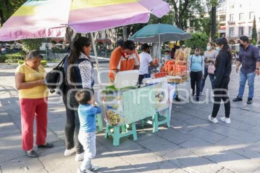 ZÓCALO . VENDEDORES AMBULANTES