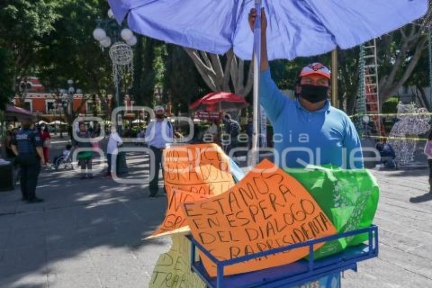 ZÓCALO . VENDEDORES AMBULANTES