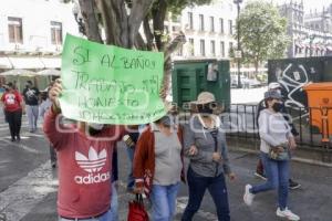 MANIFESTACIÓN . BAÑOS PÚBLICOS