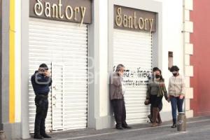 COMERCIOS A MEDIA CORTINA