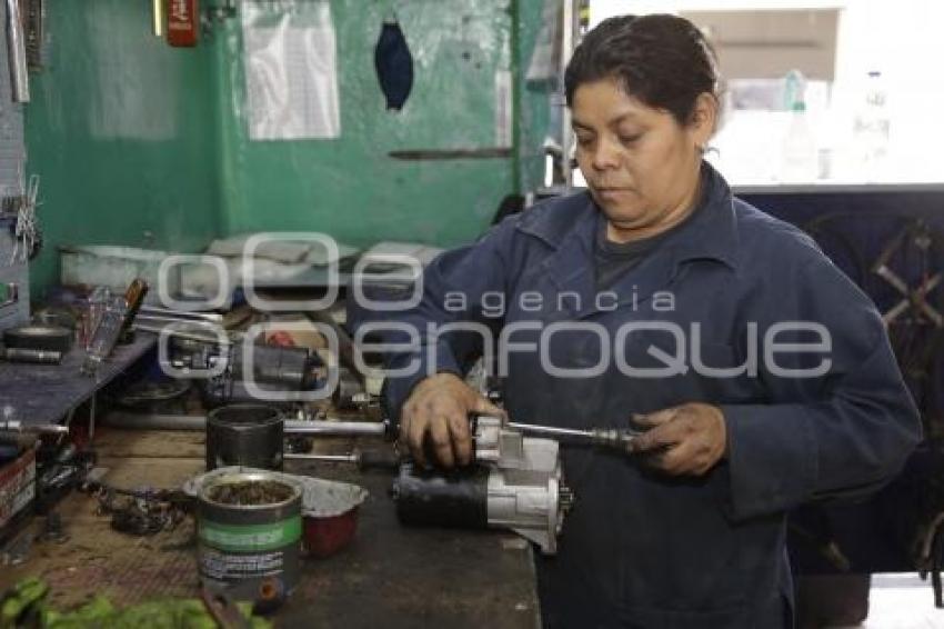 DÍA DE LA MUJER . MECÁNICA