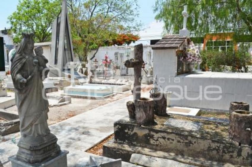 TEHUACÁN . PANTEÓN . DÍA DE LAS MADRES