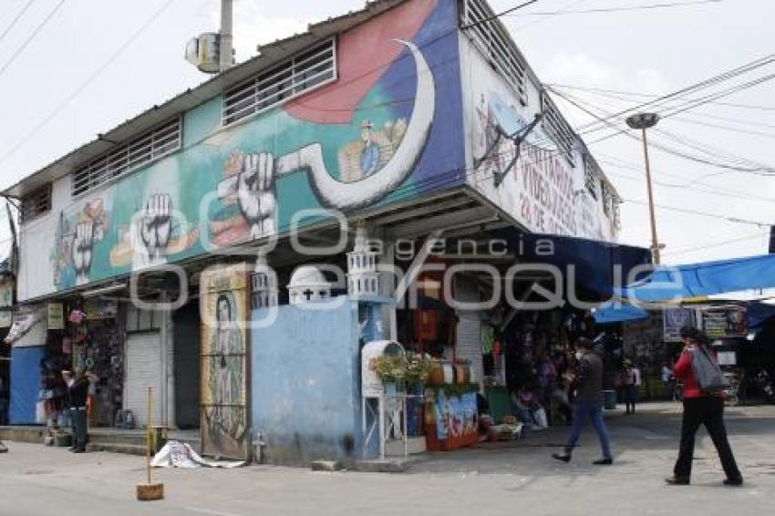 MERCADO HIDALGO . PUESTOS BANQUETA