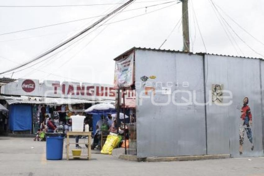 MERCADO HIDALGO . PUESTOS BANQUETA