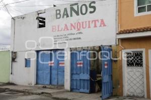 BAÑOS PÚBLICOS . DECESO