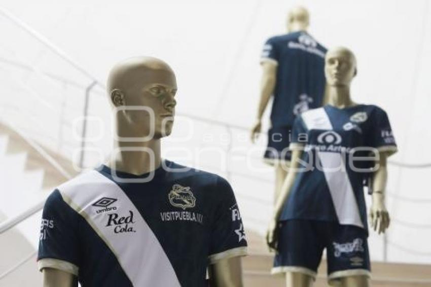 CLUB PUEBLA . PRESENTACIÓN UNIFORME