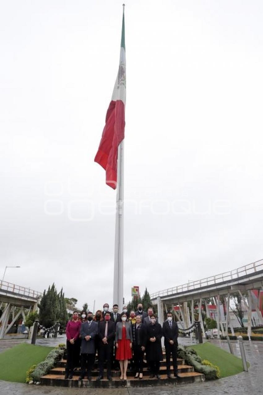 AYUNTAMIENTO . IZAMIENTO BANDERA