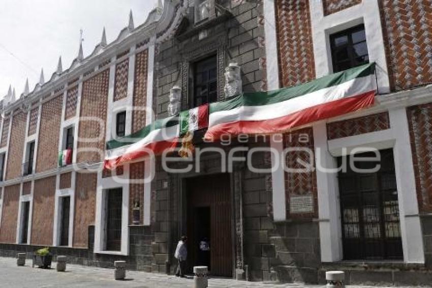 CULTURA . ADORNOS PATRIOS