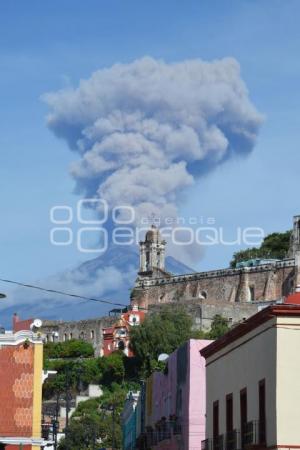 VOLCÁN POPOCATÉPETL . FUMAROLA