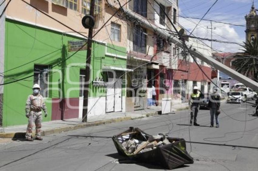 POSTES DE LUZ DAÑADOS