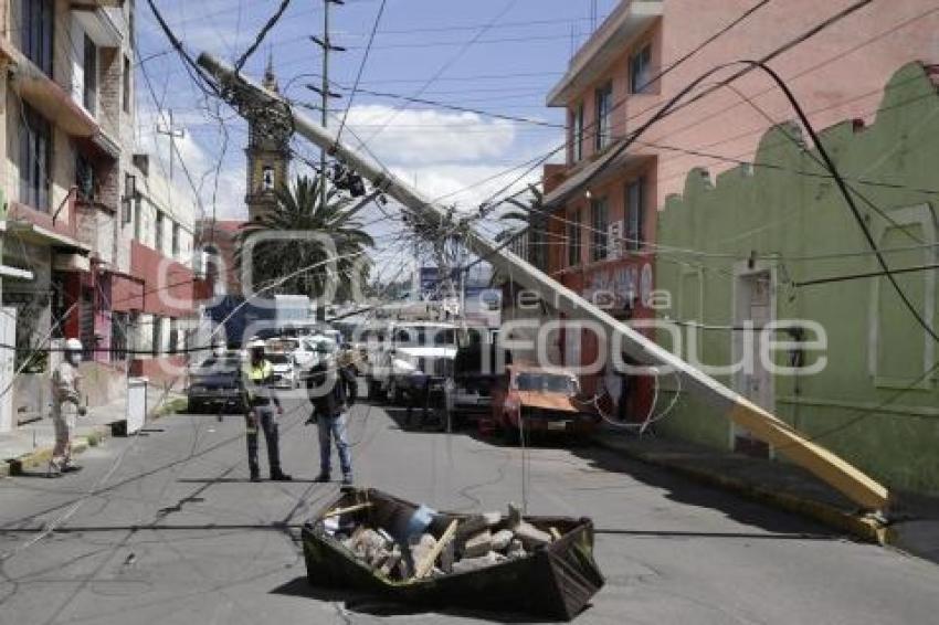 POSTES DE LUZ DAÑADOS