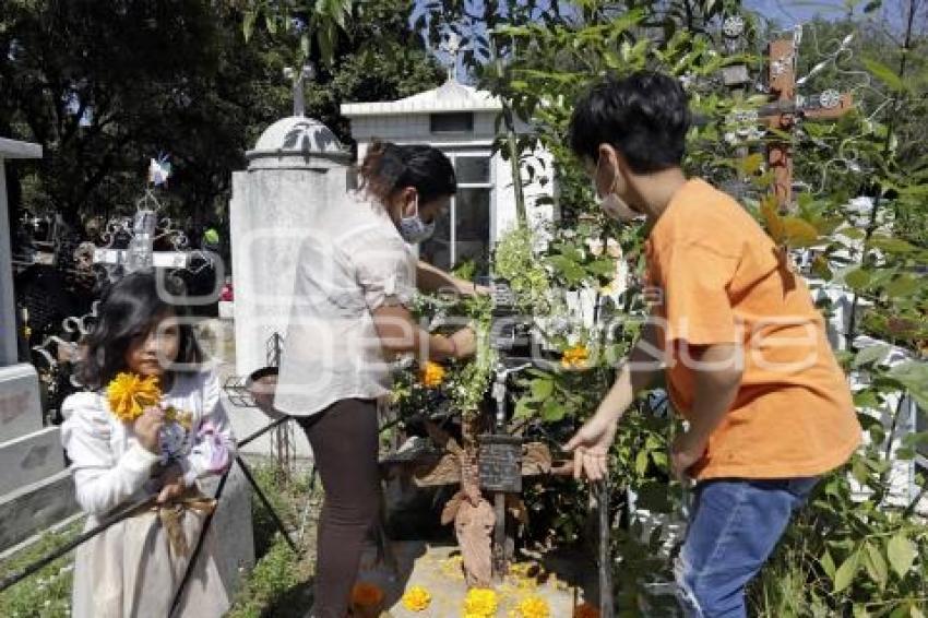 PANTEÓN MUNICIPAL . DÍA DE MUERTOS