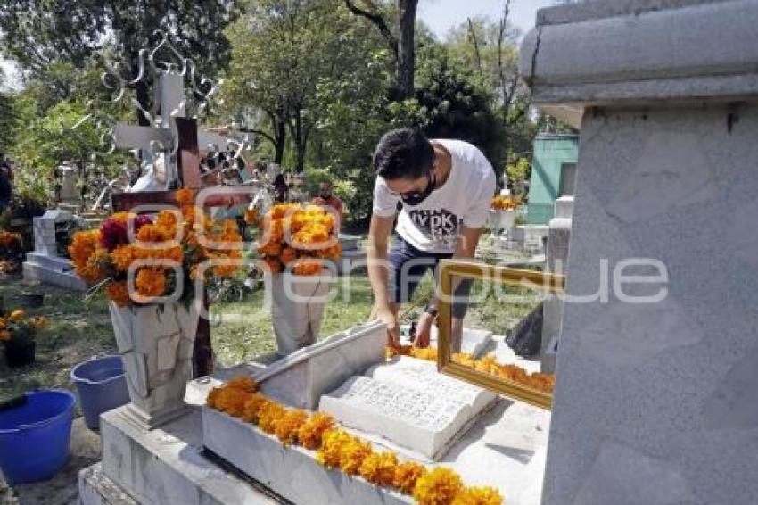 PANTEÓN MUNICIPAL . DÍA DE MUERTOS