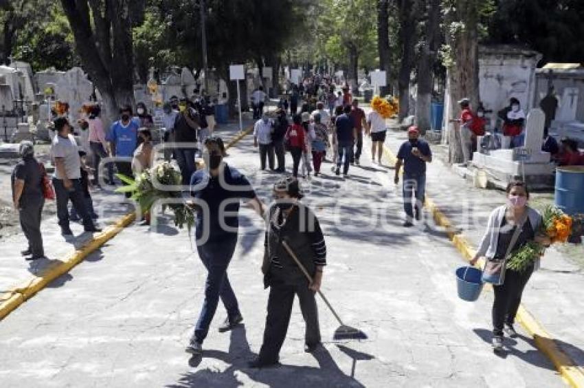 PANTEÓN MUNICIPAL . DÍA DE MUERTOS