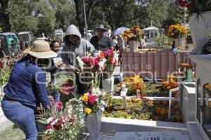 PANTEÓN MUNICIPAL . DÍA DE MUERTOS