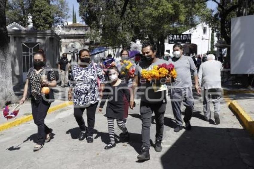 PANTEÓN MUNICIPAL . DÍA DE MUERTOS