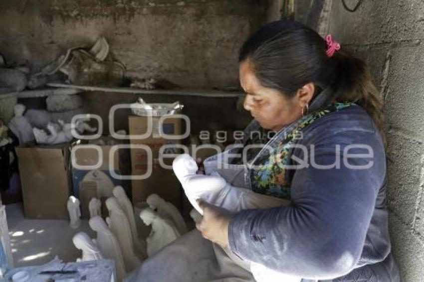 SANTIAGO ACATLÁN . ARTESANOS NACIMIENTOS