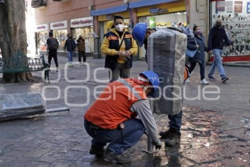 CENTRO HISTÓRICO . BOTES DE BASURA