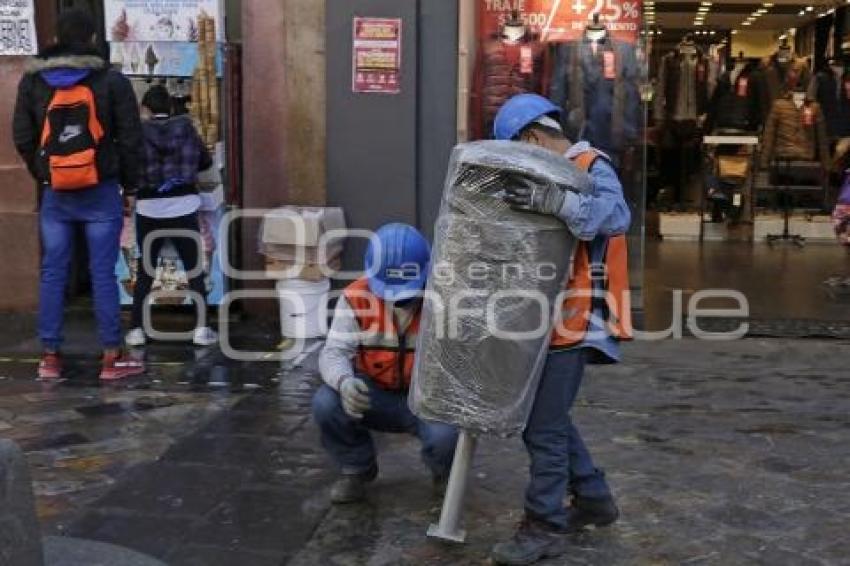 CENTRO HISTÓRICO . BOTES DE BASURA