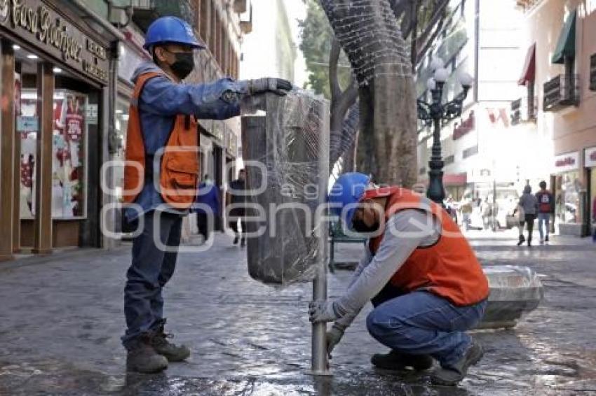 CENTRO HISTÓRICO . BOTES DE BASURA