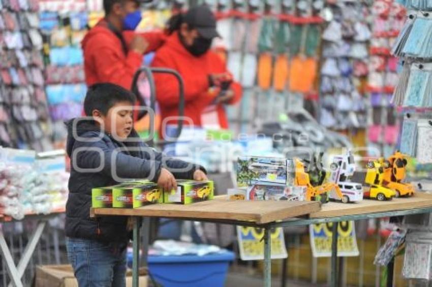 TLAXCALA . NIÑO VENDE JUGUETES