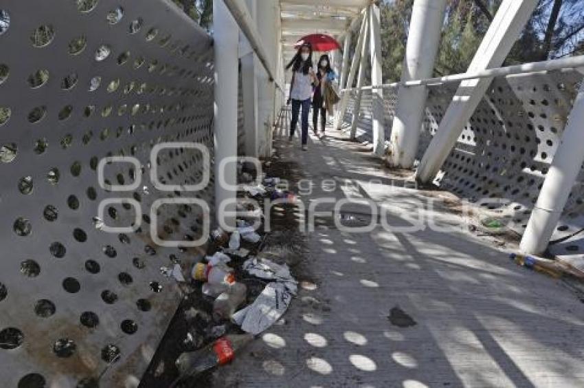 PUENTE PEATONAL . BASURA