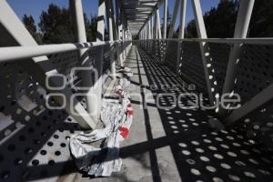 PUENTE PEATONAL . BASURA