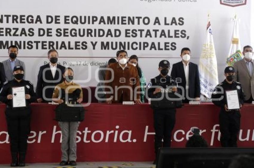 ENTREGA . RECONOCIMIENTOS Y EQUIPAMIENTO