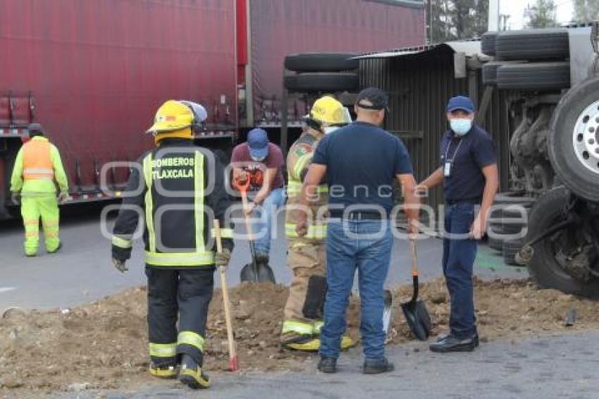 TLAXCALA . VOLCADURA DE TRÁILER