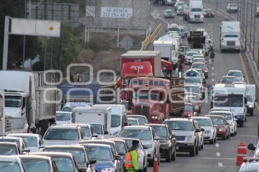 TLAXCALA . VOLCADURA DE TRÁILER