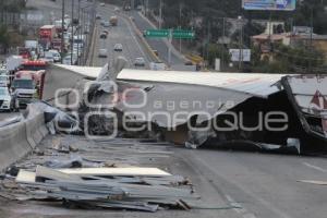 TLAXCALA . VOLCADURA DE TRÁILER