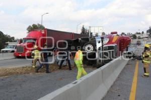 TLAXCALA . VOLCADURA DE TRÁILER