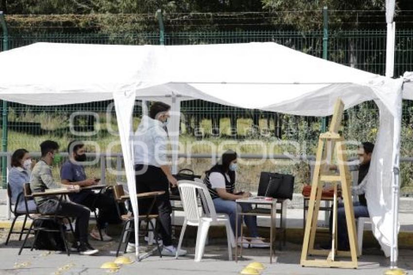 UDLAP . CLASES EN CARPAS