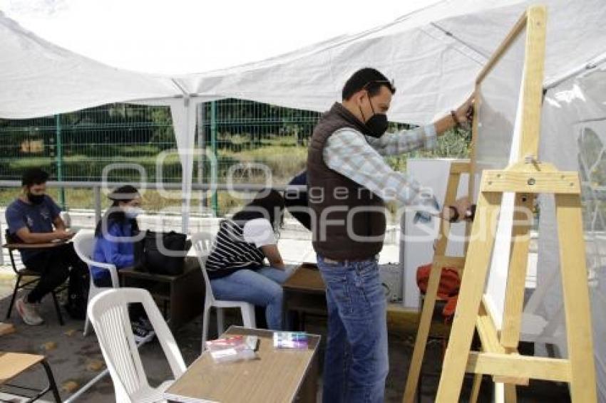 UDLAP . CLASES EN CARPAS