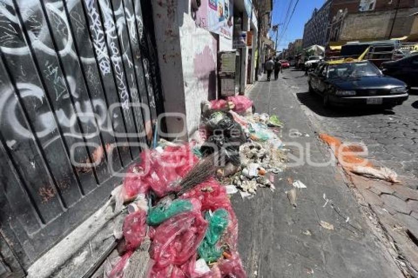 MERCADO 5 DE MAYO . BASURA