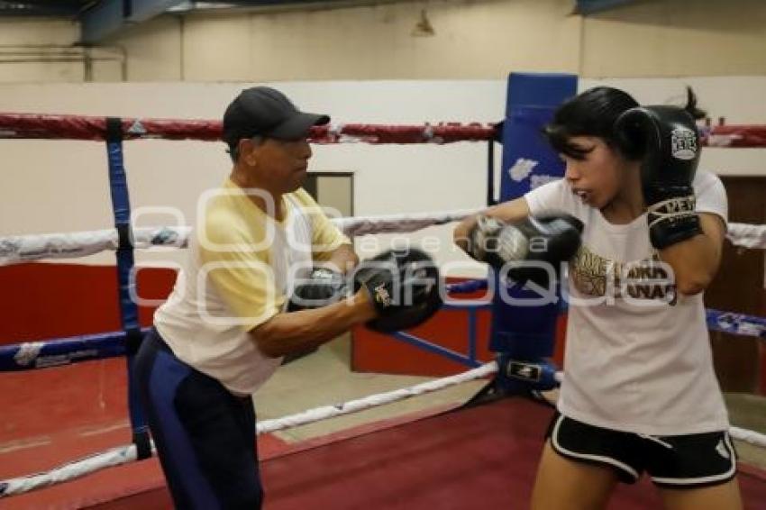 DÍA DE LA MUJER . BOXEADORA