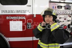 DÍA DE LA MUJER . BOMBERO