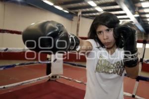 DÍA DE LA MUJER . BOXEADORA