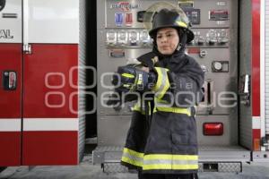 DÍA DE LA MUJER . BOMBERO