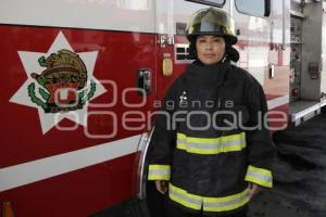 DÍA DE LA MUJER . BOMBERO