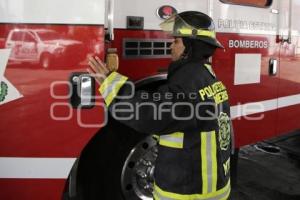 DÍA DE LA MUJER . BOMBERO