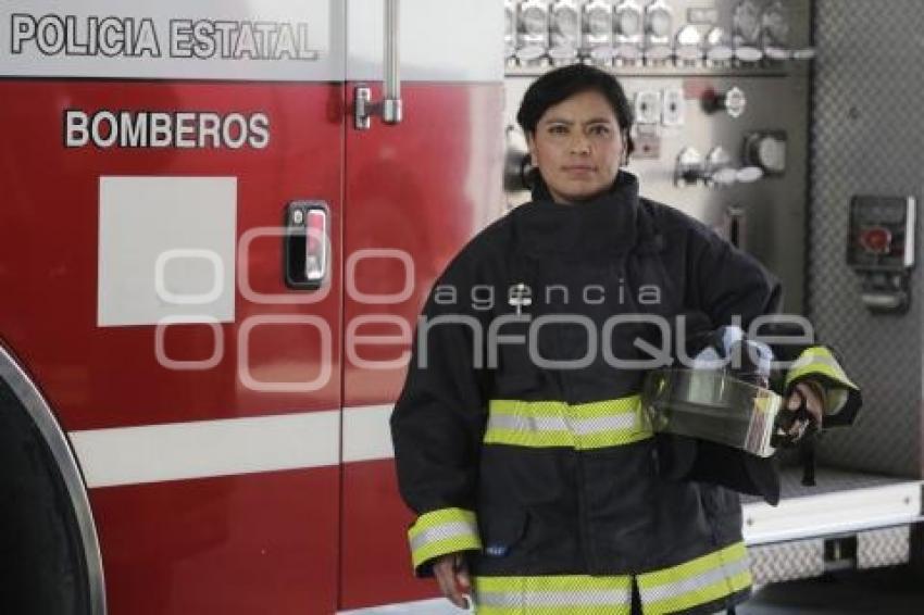 DÍA DE LA MUJER . BOMBERO