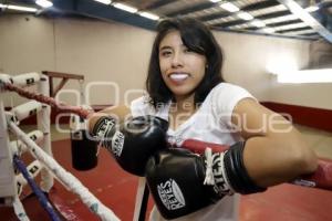 DÍA DE LA MUJER . BOXEADORA