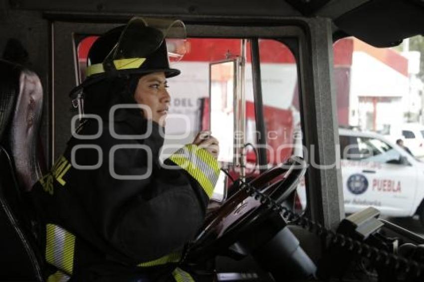 DÍA DE LA MUJER . BOMBERO