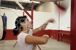 DÍA DE LA MUJER . BOXEADORA