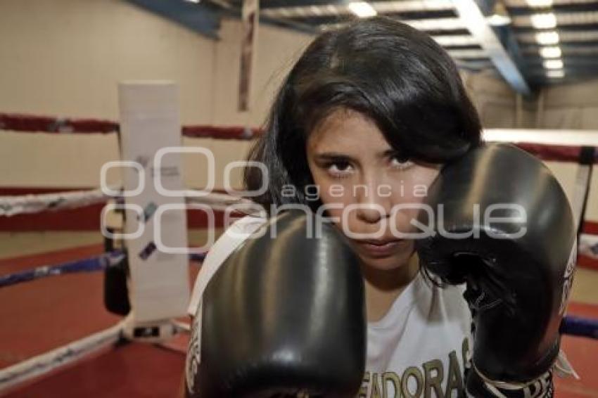 DÍA DE LA MUJER . BOXEADORA