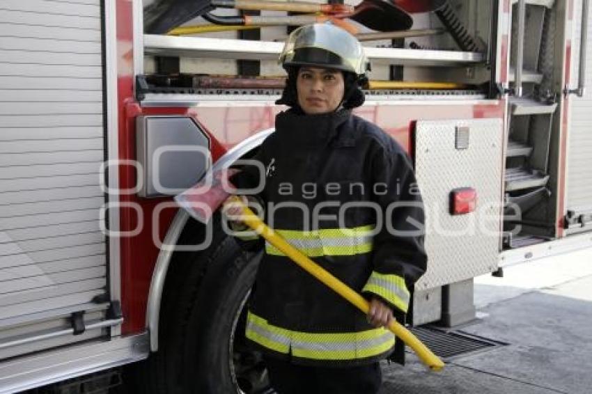 DÍA DE LA MUJER . BOMBERO